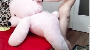 Недотраханная самка трахает пизденкой медведя