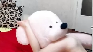 Недотраханная самка трахает пизденкой медведя