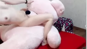 Недотраханная самка трахает пизденкой медведя