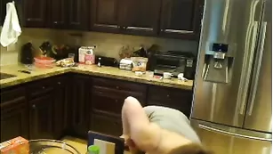 Грудастая цыпочка AmberCutie умеет готовить