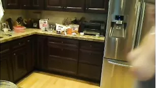 Грудастая цыпочка AmberCutie умеет готовить