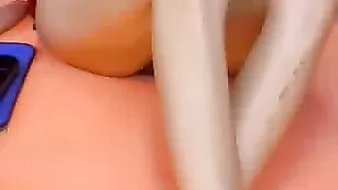 Худая шлендра JoanneSQUIRT насыщенно долбит задницу