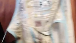 Самка с большой попой mary777 трахает очко