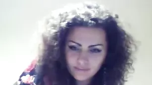 Кудрявая EsmeraldaStar общается во фри