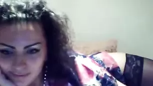 Кудрявая EsmeraldaStar общается во фри