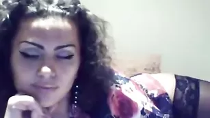 Кудрявая EsmeraldaStar общается во фри