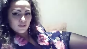 Кудрявая EsmeraldaStar общается во фри