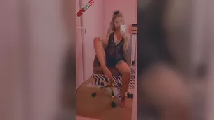 Layna Boo playing in front of mirror snapchat premium 2020/05/12 порно реальный секс