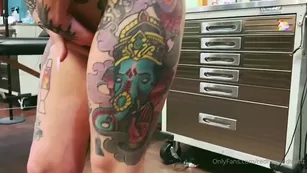 redheadedsluttt A sexy tattoo шоу at the tat shop Get up close a Адалт вэбкамс чат для бесплатное порно