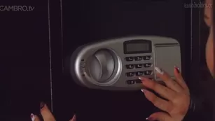 KORINA KOVA cat burglar∶ stealing the family jewels