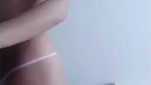 Сочная дама bantikboy обнажает сисечки