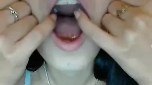 Симпатичная evgeshkanik растягивает ротик