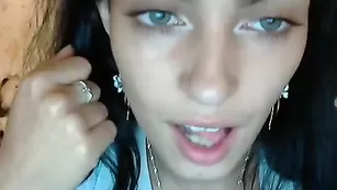 Симпатичная evgeshkanik растягивает ротик