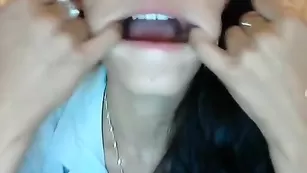 Симпатичная evgeshkanik растягивает ротик