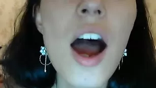 Симпатичная evgeshkanik растягивает ротик