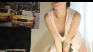 Страстные девочки раздеваются и делают куни TinaLovee