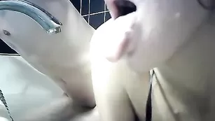 Брюнеточка canten666 сосет пенис в ванной