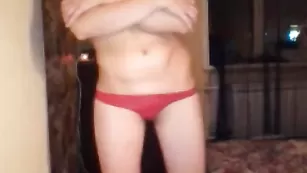 Распутная девочка Annelis массирует огромные сиськи