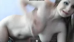 Пышногрудая соска sweetstacy эротично раздевается