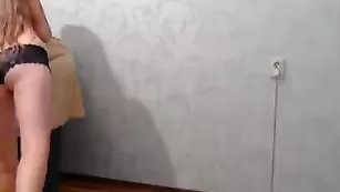 Пышногрудая стерва pitunya333 раздевается до трусиков