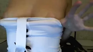 Белобрысая кокетка kissunchik обнажает бритые дырочки