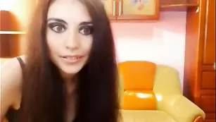 Курва с большой попой трахает бритую киску