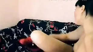 Русская детка Анжела трахает анал пальчиком