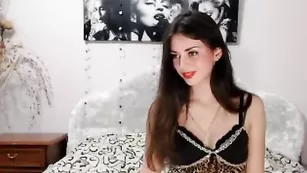 Озорная нимфа OmgKamila танцует стриптиз