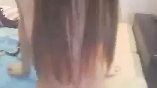 Симпатичная барышня Inaccesable ласкает половые губки