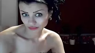 Грудастая барышня xxxwildcatxxx эротично раздевается