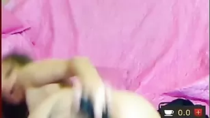 Грудастая потаскушка трахает анальное отверстие