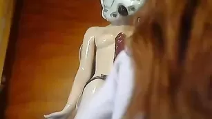 Худенькая куколка Elisadeathnaked оседлала резиновый хуй