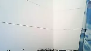 Шальная дамочка Velsi массирует грудь в душе