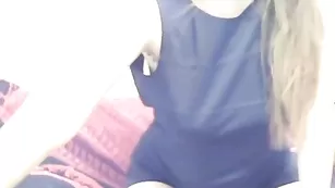 Жопастая куколка обнажается во фри