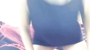 Жопастая куколка обнажается во фри