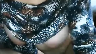 Пышная дамочка ласкает бритую пизденку