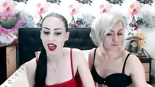 Скромные телочки LoveTini позируют в нижнем белье