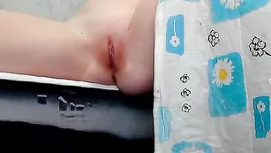 alisaelita расставляет ножки и трахает пизду