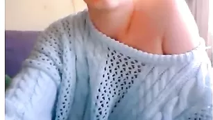 Пышногрудая красавица alexendrich ласкает половые губки