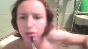 Озабоченная дамочка поет обнаженная в ванной