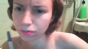 Озабоченная дамочка поет обнаженная в ванной