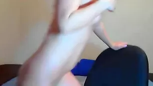 Эротичная сучка SexyTwixx трахает пальцем очко