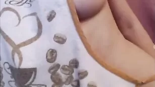 Озорная танцовщица Mary777 ласкает красивые сиськи