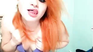 Рыженькая курва redfoxyy снимает нижнее белье