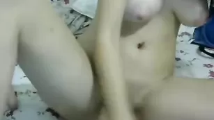 Пышногрудая детка monique_loly трахает киску самотыком