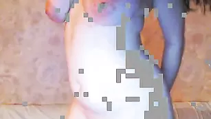 Прекрасная деваха дразнит пышными сиськами