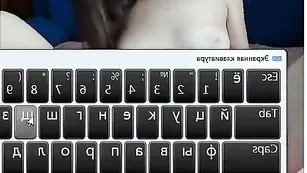 Жаркая сучка HotVeronica теребит половые губки