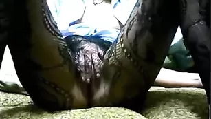 Худенькая потаскушка lanisa28 ласкает пизду через колготки