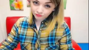 Озорная бестия AlexandraQQ дразнит красивыми сиськами