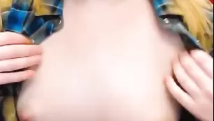 Озорная бестия AlexandraQQ дразнит красивыми сиськами